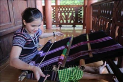 Tôn vinh bản sắc văn hóa các dân tộc vùng biên giới Việt - Lào