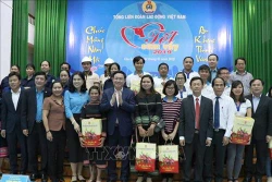 Phó Thủ tướng Vương Đình Huệ thăm, chúc Tết và tặng quà người lao động khó khăn tỉnh Gia Lai