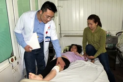 Khẩn trương cứu chữa những người bị thương trong vụ lật xe khách tại Nghệ An