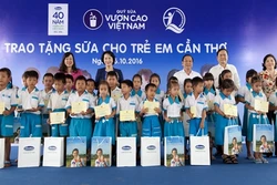 Quỹ sữa Vươn cao Việt Nam trao tặng sữa cho trẻ em Cần Thơ