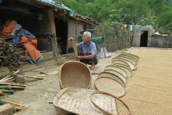 Khôi phục nghề đan lát truyền thống, giúp đồng bào dân tộc nâng cao thu nhập