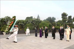 Lãnh đạo Thành phố Hồ Chí Minh dâng hương tưởng niệm các Anh hùng liệt sĩ