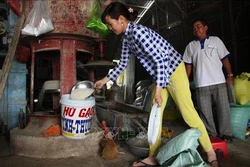 Hũ gạo tình thương chung tay san sẻ khó khăn với người nghèo ở Hậu Giang