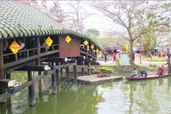 Cầu ngói Thanh Toàn là điểm du lịch nổi tiếng bởi kiến trúc cổ độc đáo. Ảnh: Tường Vi - TTXVN