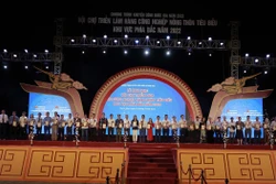 Ban tổ chức trao Giấy chứng nhận sản phẩm công nghiệp nông thôn tiêu biểu cho các doanh nghiệp. Ảnh: Trịnh Duy Hưng - TTXVN
