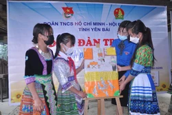 Các em được tham gia vẽ tranh theo chủ đề hạnh phúc của trẻ em tại Ngày hội. Ảnh: Tuấn Anh - TTXVN 