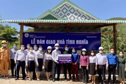 Lãnh đạo Công ty Điện lực Phú Yên bàn giao nhà tình nghĩa cho gia đình ông Lê Mo Luật (thôn Suối Đá, xã Phước Tân, huyện Sơn Hòa). Ảnh: TTXVN phát