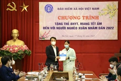 Tổng Giám đốc Bảo hiểm xã hội Việt Nam Nguyễn Thế Mạnh tặng quà bệnh nhân và người nhà bệnh nhân. Ảnh: TTXVN phát