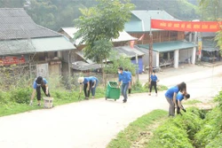 Đoàn viên thanh niên Cụm Thi đua số 2 (Huyện đoàn Thuận Châu, Sơn La) thu gom rác thải nhựa tại xã Chiềng Bôm. Ảnh: Quang Quyết-TTXVN 
