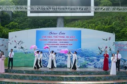Người dân Điện Biên nô nức xuống phố mừng Tết Độc lập