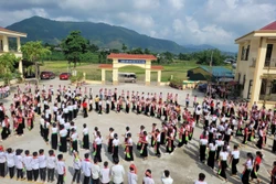 Phổ biến nhất là các điệu xòe vòng với sự tham gia của số lượng người không giới hạn. Ảnh: TTXVN phát