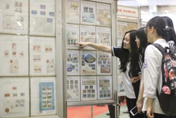Khách tham quan triển lãm tem bưu chính quốc gia Vietstampex 2022. Ảnh: Minh Quyết – TTXVN