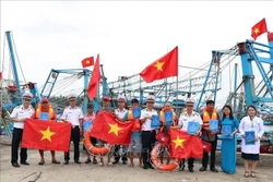Vùng 2 Hải quân hỗ trợ ngư dân vươn khơi bám biển