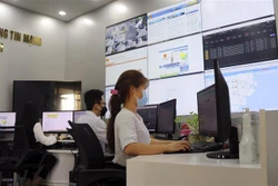 Cán bộ Trung tâm giám sát, điều hành, an toàn, an ninh mạng (SOC) và điều hành đô thị thông minh (IOC) kiểm tra thông tin hiện trường qua trên hệ thống máy tính. Ảnh: Nguyễn Thành – TTXVN
