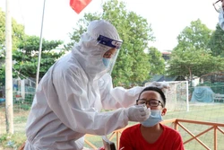 Lực lượng tình nguyện viên thành phố Buôn Ma Thuột lấy mẫu xét nghiệm test nhanh COVID-19 cho người dân để giảm áp lực cho Trạm Y tế xã, phường. Ảnh: Tuấn Anh – TTXVN 