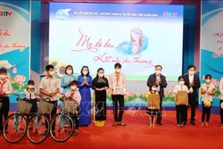 Trẻ nhỏ có hoàn cảnh đặc biệt khó khăn, trẻ mồ côi được nhận các phần quà ý nghĩa do đại diện lãnh đạo tỉnh Quảng Bình trao tặng tại chương trình. Ảnh: Võ Dung - TTXVN