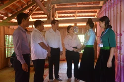 Đoàn công tác động viên, thăm hỏi gia đình chị Là Thị Lọ, bản Ba Nhất, xã Chiềng Bằng, huyện Quỳnh Nhai. Ảnh: Quang Quyết-TTXVN