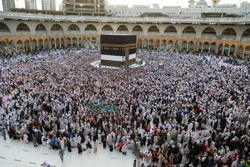 Các tín đồ Hồi giáo cầu nguyện tại Đại Thánh đường ở Thánh địa Mecca, ngày 2/7/2022. Ảnh: AFP/ TTXVN