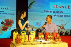 Quảng bá, giới thiệu các đặc sản Nghệ An đến du khách tại buổi lễ. Ảnh: Tá Chuyên – TTXVN