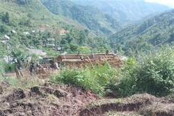 Điện Biên: Di dời khẩn cấp 26 hộ dân trước nguy cơ sạt lở của cung trượt sạt, đứt gãy trên đồi