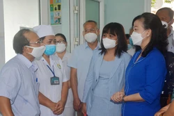 Quyền Bộ trưởng Bộ Y tế Đào Hồng Lan thăm hỏi, động viên cán bộ, nhân viên y tế, lãnh đạo Trung tâm y tế huyện Buôn Đôn. Ảnh: Hoài Thu – TTXVN