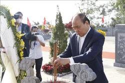 Chủ tịch nước Nguyễn Xuân Phúc dâng hương tại Khu mộ chí sỹ yêu nước Huỳnh Thúc Kháng