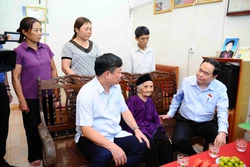 Phó Chủ tịch Thường trực Quốc hội Trần Thanh Mẫn thăm và tặng quà cho Mẹ Việt Nam Anh hùng Mông Thị Thi tại thôn Nà Ít, Xã Vi Hương, Bạch Thông. Ảnh: Minh Đức –TTXVN