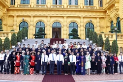 Chủ tịch nước Nguyễn Xuân Phúc chụp ảnh chung với Đoàn đại biểu dân tộc thiểu số tiêu biểu tỉnh Cao Bằng. Ảnh: Thống Nhất – TTXVN