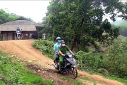 Lực lượng chức năng đi tuyên truyền để người dân hiểu và từ bỏ tổ chức bất hợp pháp Dương Văn Mình. Ảnh: Vũ Quang – TTXVN