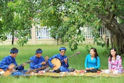 Một buổi sinh hoạt của CLB Đờn ca tài tử xã Hiệp Thành (thành phố Bạc Liêu, tỉnh Bạc Liêu). Ảnh: TTXVN