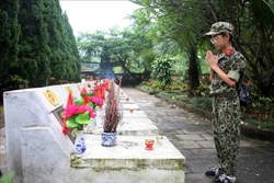 Thế hệ trẻ tưởng nhớ các anh hùng liệt sỹ đã hy sinh bảo vệ Tổ quốc, tại Nghĩa trang liệt sĩ quốc gia Vị Xuyên (Hà Giang). Ảnh: Thanh Tùng-TTXVN
