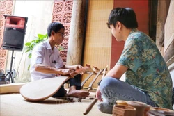 Phố cổ Hà Nội ngân vang nhạc cụ truyền thống làng Đào Xá