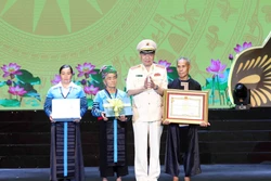 Đại tướng Tô Lâm, Ủy viên Bộ Chính trị, Bộ trưởng Bộ Công an truy tặng danh diệu Anh hùng lực lượng vũ trang nhân dân cho Liệt sỹ Thao Văn Súa, nguyên Trưởng Công an huyện Mường Lát, Công an tỉnh Thanh Hóa. Ảnh: Phạm Kiên – TTXVN