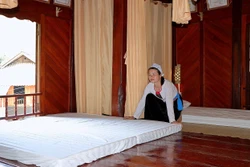 Chị Hà Thị Thậm, chủ homestay Hải Thạn (xã Vân Sơn, huyện Tân Lạc, tỉnh Hòa Bình) chuẩn bị chỗ lưu trú cho khách du lịch. Ảnh: Thanh Hải - TTXVN
