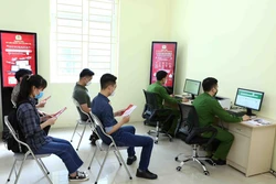 Người dân đến làm thủ tục đăng ký tài khoản định danh điện tử tại Nhà văn hóa Tổ dân phố số 1, phường Dịch Vọng Hậu, Cầu Giấy, Hà Nội. Ảnh: Phạm Kiên - TTXVN