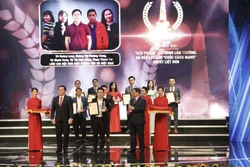 Thủ tướng Phạm Minh Chính và Bí thư Trung ương Đảng, Trưởng ban Tuyên giáo Trung ương Nguyễn Trọng Nghĩa trao giải A cho các tác giả. Ảnh: Trần Việt - TTXVN