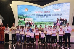 Thái Nguyên trao học bổng cho học sinh có hoàn cảnh khó khăn trước thềm năm học mới