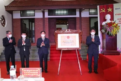 Lãnh đạo Bộ Văn hóa, Thể thao và Du lịch trao Bằng xếp hạng di tích quốc gia Địa điểm lưu niệm đồng chí Lê Văn Lương. Ảnh: Mai Ngoan - TTXVN 