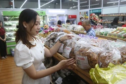 Sản phẩm OCOP được trưng bày tại Điểm giới thiệu sản phẩm OCOP ở chợ Thanh Am phố Đặng Vũ Hỷ, phường Thượng Thanh, Long Biên, Hà Nội. Ảnh: Phương Anh -TTXVN
