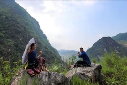 Các chàng trai cô gái đến với Chợ Phong lưu Khâu Vai. Ảnh: Minh Tiến - TTXVN phát