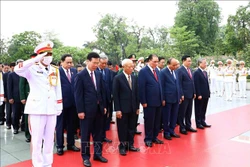 Kỷ niệm 132 năm Ngày sinh Chủ tịch Hồ Chí Minh: Lãnh đạo Đảng, Nhà nước vào Lăng viếng Bác