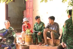 Lực lượng chức năng nắm bắt thông tin và tuyên truyền đến dân làng Kloong ở xã biên giới Ia O, huyện Ia Grai . Ảnh: Hoài Nam - TTXVN