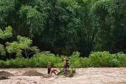 Cao Bằng: Lũ quét cuốn 4 người mất tích khi đang xúc cát bên suối
