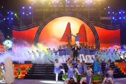 Tiết mục văn nghệ biểu diễn trong đêm Khai mạc Lễ hội du lịch Cửa Lò 2022. Ảnh: Tá Chuyên - TTXVN 