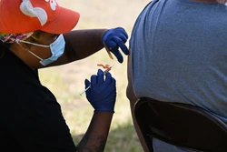 Nhân viên y tế tiêm vaccine phòng bệnh đậu mùa khỉ tại Los Angeles, bang California (Mỹ) ngày 27/7/2022. Ảnh: AFP/TTXVN
