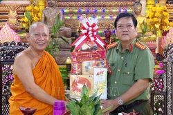 Thượng tọa Tăng Sa Vong, Phó Chủ tịch Hội Đoàn kết sư sãi yêu nước tỉnh Bạc Liêu nhận quà Tết từ Lãnh đạo Công an tỉnh. Ảnh: Trọng Nguyễn-TTXVN