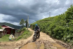Một đoạn đường lầy lội trên tuyến đường từ trung tâm xã Chiềng Nơi đến các bản. Ảnh: Hữu Quyết - TTXVN