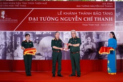 Tổng cục Chính trị Quân đội nhân dân Việt Nam tặng Bảo tàng bộ sách Đại tướng Nguyễn Chí Thanh. Ảnh: Mai Trang - TTXVN