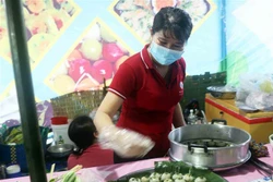 Ngày hội là dịp để tập hợp và hỗ trợ nghệ nhân phát huy giá trị bánh dân gian, đồng thời tạo điều kiện liên kết cho các doanh nghiệp từng bước mở rộng thị trường bánh dân gian tại các địa phương. Ảnh: Huỳnh Anh - TTXVN 