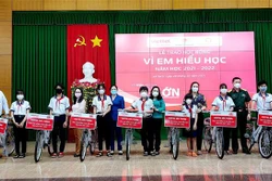 Trao học bổng là những chiếc xe đạp cho học sinh ở huyện Kế Sách. Ảnh: Trung Hiếu-TTXVN 